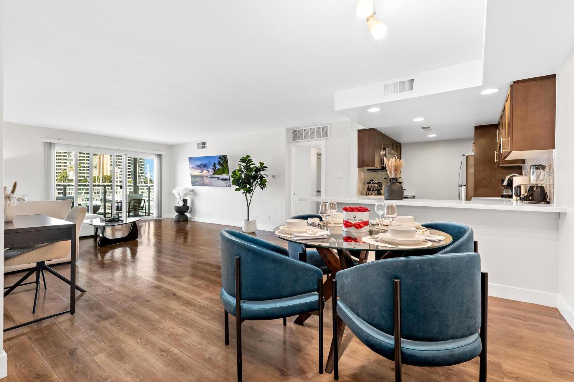 Apartment Sunlit Marina View 2br - Blue Agate Seaside Gem Los Angeles